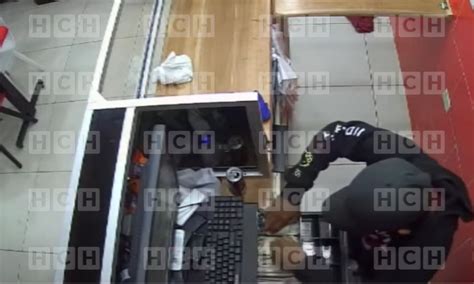 DETIENEN PISTOLERO PIZZERÍA .